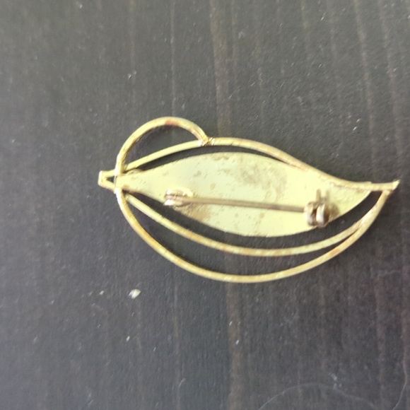 Brooch gold metal and White nacre arabesk leaf vintage - Picture 2 of 2